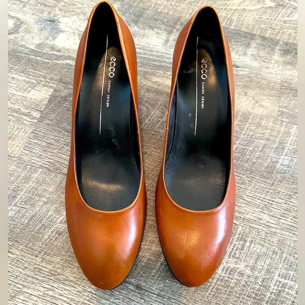 ECCO Women's Brown Leather Pumps
BRAND NEW 🆕 
Do not have original box 📦